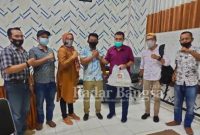  Ketua Forsa Hebat Menyerahkan Cenderamata kepada Direktur RSUD dr Muhammad Zyn Sampang [HER]