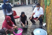 Peserta Pelatihan sedang mendapat bimbingan dari Instruktur dengan materi praktek pewarnaan Dasar Batik