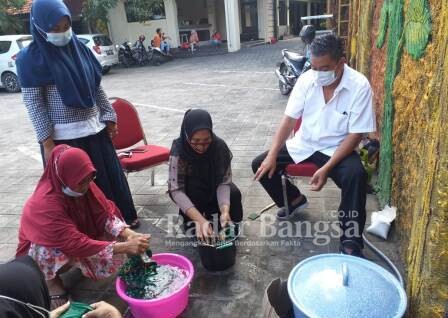 Peserta Pelatihan sedang mendapat bimbingan dari Instruktur dengan materi praktek pewarnaan Dasar Batik