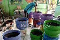 TPS 3R Panjilaras Polagan Sampang sedang memproduksi daur sampah ban menjadi Bak Sampah dan Pot Bunga