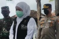 Gubernur Jatim di dampingi Pangdam V dan Kapolda saat meninjau Vaksinasi massal.di Sampang