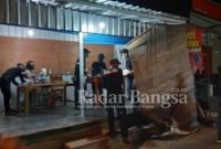 Petugae Satpol PP saat mombonkar tempat perjudian [IST]