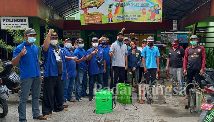 Kades Bondan Wijokangko bersama para Kader NasDem dan warga Desa Kerkep sebelum melaksanakan penyemprotan Disinfektan