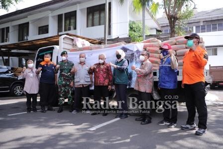 Tampak tengah Bupati Malang HM.Sanusi bersama Walikota Batu Dewanti Rumpoko berpose di depa truk bermuatan semen yang akan dibantukan pada Masyarakat Kab.Malang