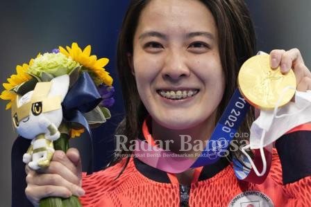 Yui Ohashi, of Japan, poses with her gold medal after winning the women's 400-meter Individual medley at the 2020 Summer Olympics, Sunday, July 25, 2021, in Tokyo, Japan. (AP Photo/Martin Meissner)