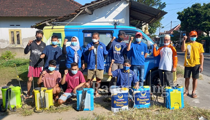 Ketua DPRt Desa Janti, Yuyun Kristiani, bersama Ketua RT Dusun Grojokan dan para relawan sebelum kegiatan penyemprotan Disinfektan