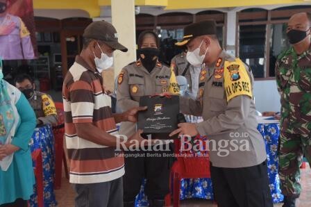 Kapolres Lamongan AKBP Miko Indrayana, S.I.K. memberikan bingkisan paket sembako kepada peserta vaksin dan tenaga kesehatan. Sabtu (10/07/2021)
