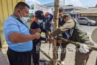 Petugas pasar ,pol PP,  anggota Koramil , 0819/18 Pandaan serta pejabat kelurahan Pandaan , saat melakukan penutupan pintu kluar pasar Pandaan 
