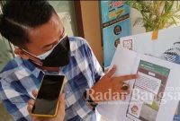 Baihaki Akbar, S.E., S.H. Sekjen Lembaga Advokasi Rakyat Merdeka Gerakan Anti Korupsi (LARM-GAK) diwancarai saat keluar dari Gedung Kejaksaan Negeri Lamongan setelah menghadiri surat panggilan untuk dimintai keterangan pelaporanya, Selasa (06/07/2021)