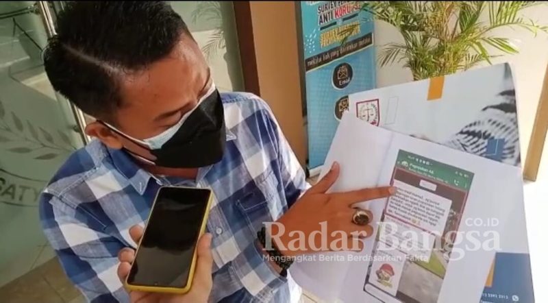 Baihaki Akbar, S.E., S.H. Sekjen Lembaga Advokasi Rakyat Merdeka Gerakan Anti Korupsi (LARM-GAK) diwancarai saat keluar dari Gedung Kejaksaan Negeri Lamongan setelah menghadiri surat panggilan untuk dimintai keterangan pelaporanya, Selasa (06/07/2021)