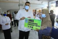 Wali Kota Probolinggo Habib Hadi Zainal Abidin menyerahkan bantuan stimulus ekonomi kepada pelaku usaha