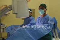 Petugas nakes RSUD dr Soegiri Lamongan saat melayani pasien, Senin (05/07) [hms]