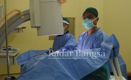 Petugas nakes RSUD dr Soegiri Lamongan saat melayani pasien, Senin (05/07) [hms]