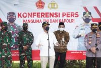 Panglima TNI Marsekal TNI Hadi Tjahjanto bersama Kapolri Jenderal Listyo Sigit Prabowo dan Menteri Kesehatan (Menkes) Budi Gunadi Sadikin tinjau langsung vaksinasi dan penyerahan bantuan sosial (bansos) untuk buruh se-Soloraya di PT. PAN Brother Tbk, Boyolali