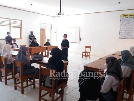 Camat Kecamatan Cidaun Herla Iskandar di dampingi Kasi Pemerintahan Pemberdayaan Masyarakat Deden Mulyana. SE sedang melakukan pemantauan ke Sekolah Menengah Keterampilan (SMK Puncakbaru)