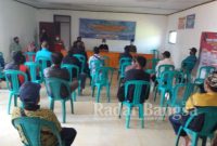 Camat Kecamatan Cidaun Herlan Iskandar. S.IP sedang menyampaikan dalam kegiatan sosialisasi, silaturrahmi, dan harmonisasi Penanganan dan pencegahan covid -19 kepada perangkat desa Puncak Baru