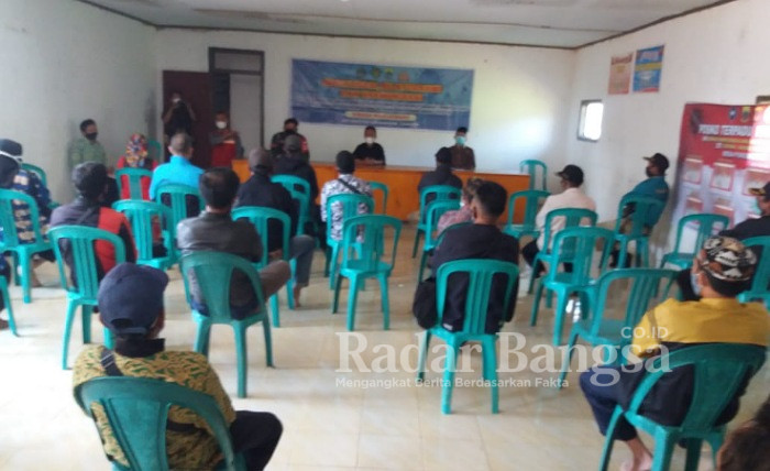 Camat Kecamatan Cidaun Herlan Iskandar. S.IP sedang menyampaikan dalam kegiatan sosialisasi, silaturrahmi, dan harmonisasi Penanganan dan pencegahan covid -19 kepada perangkat desa Puncak Baru