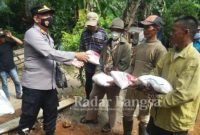  Kapolsek Cidaun AKP Sumardi. SH di dampingi Bhabinkamtibmas Gelarwangi/Mekarjaya BRIBKA Dede Hidayat dan disaksikan Camat kecamatan Cidaun Herlan Iskandar. S.IP serta kades Mekarjaya Rohidin.SH dan perangkat desa
