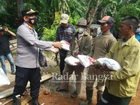  Kapolsek Cidaun AKP Sumardi. SH di dampingi Bhabinkamtibmas Gelarwangi/Mekarjaya BRIBKA Dede Hidayat dan disaksikan Camat kecamatan Cidaun Herlan Iskandar. S.IP serta kades Mekarjaya Rohidin.SH dan perangkat desa
