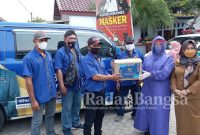 Penyerahan Hazmat dari DPD NasDem Kabupaten Kediri kepada Bidan Desa Besuk didampingi Kades