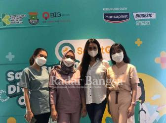  Para dokter gigi dari Klinik Gigi ODAC saat acara konsultasi gigi dan vaksinasi gratis untuk 1000 anak pada Jumat, 27 Agustus 2021 di QBIG BSD City, Tangerang. (Dok. Istimewa)