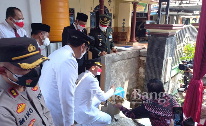 Bupati Lamongan, Yuhronur Efendi saat meresmikan Sistem Penyediaan Air Minum (SPAM) Off Take SPAM Regional Mojolagres di desa Pelang Kecamatan Kembangbau Kabupaten Lamongan, Selasa (17/08/2021).