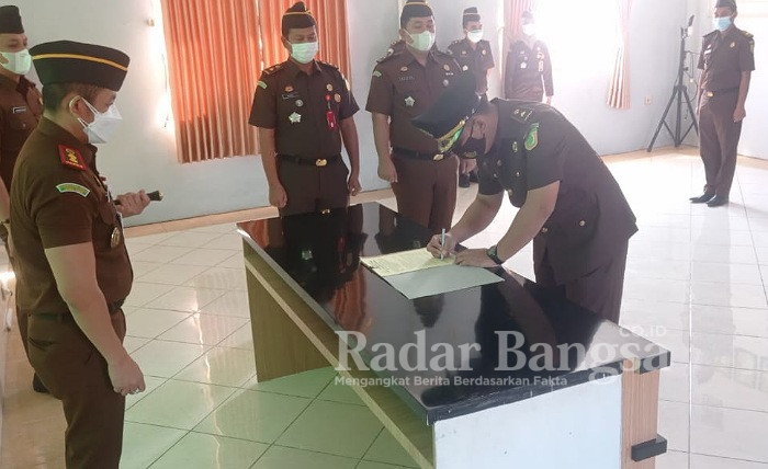 Serah terima jabatan (sertijab) langsung dipimpin oleh Kepala Kejaksaan Negeri Lamongan Agus Setiadi, S.H., M.H., di aula lantai II kantor Kejari di jalan Jl. Veteran No.4