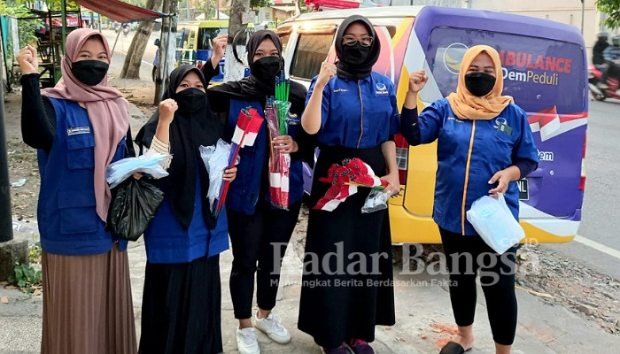 Para Srikandi DPD Partai NasDem Kabupaten Kediri sebelum membagikan bendera merah putih dan masker di perempatan Paron