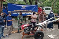 PPL Kec. Mojo, Bidrotin mendorong hand tractor dengan disaksikan oleh Ketua DPD Partai NasDem Kab. Kediri, Drs. H. Lutfi Mahmudiono, Ketua Poktan Tani Makmur Desa Surat, Komarudin, Babinsa Desa Surat, Bidrotin, M. Fadli, dan Ketua DPC Partai NasDem Kec. Mojo, Binti Solikah