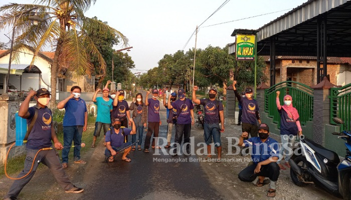 Ketua DPC Partai NasDem Kecamatan Plosoklaten, Hendik Masyudi bersama Tim NasDem Siaga