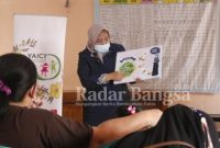 Yuli Supriati saat melakukan sosialisasi dan edukasi terkait bahaya konsumsi kental manis pada anak-anak