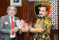 Penyerahan dua buku kepada Kapolri melalui Kabareskrimum Mabes Polri