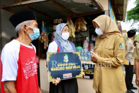 Bupati Banyuwangi Ipuk Fiestiandani menyerahkan bantuan kepada warung rakyat