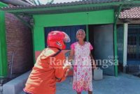 Anggota SMSI saat membagikan Naskus Kepada Warga [SMSI]