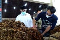 Bupati HM Al Khadziq meninjau jual beli tembakau di gudang milik PT Gudang Garam di wilayah Kecamatan Bulu, Kabupaten Temanggung, Kamis (26/8/2021).