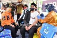 Bupati Cianjur H. Herman Suherman di dampingi Forkopimda melihat secara langsung vaksinasi covid-19 terhadap santri dan pelajar oleh tim medis di dalam mobil vaksinator yang barusan di lauching