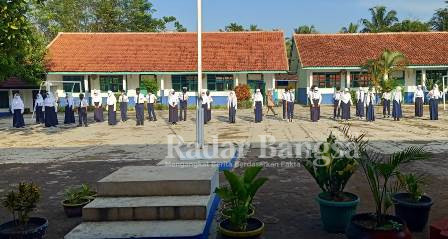  Camat Kecamatan Cidaun Kabupaten Cianjur Provinsi Jawa Barat Herlan Iskandar. S.IP bersama unsur Forkopimca menghadiri dan meninjau secara langsung pelaksanaan simulasi Sekolah Tatap Muka (STM) di SMP N 1 Cidaun