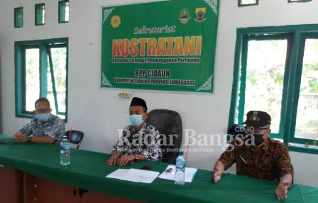 Camat kecamatan Cidaun, Kabupaten Cianjur, Provinsi Jawa Barat, Herlan Iskandar. S.IP (tengah) sedang menyampaikan sambutan atas purnabhakti salah seorang koordinator penyuluh pertanian di UPTD Pelayanan Pertanian Cidaun