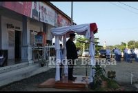 PLT Camat kecamatan Naringgul, Kabupaten Cianjur, Provinsi Jawa Barat Ijuh Sugandi. SKM. MIP sedang memimpin upacara memperingati HUT RI ke-76 di pelataran kantor camat Naringgul