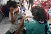  Pelaksanaan vaksinasi di Balai desa Karyabakti, Kecamatan Cidaun, Kabupaten Cianjur, Provinsi Jawa Barat