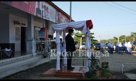 PLT Camat kecamatan Naringgul, Kabupaten Cianjur, Provinsi Jawa Barat Ijuh Sugandi. SKM. MIP sedang memimpin upacara memperingati HUT RI ke-76 di pelataran kantor camat Naringgul