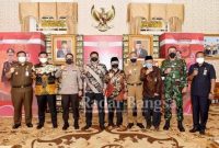 Bupati H. Herman Suherman dan Wakil Bupati TB. Mulyana Syahrudin poto bersama ba'da acara penyerahan kenang-kenangan atas pisah sambut Kapolres Cianjur antara AKBP Mochamad Rifai, S.IK, M.Krim, kepada AKBP Doni Hermawan, SH, S.IK, M.Si