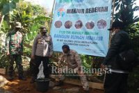 Camat kecamatan Cidaun Herlan Iskandar. S.IP di dampingi Kapolsek Cidaun AKP Sumardi. SH dan Koramil Cidaun yang diwakili Babinsa Mekarjaya/Gelarwangi SERKA Hasan Nurdin, Kepala desa Mekarjaya sedang meletakkan batu pertama pembangunan RUTILAHU milik Buk Ani di Kampung Cilemo desa Mekarjaya