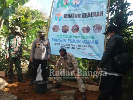 Camat kecamatan Cidaun Herlan Iskandar. S.IP di dampingi Kapolsek Cidaun AKP Sumardi. SH dan Koramil Cidaun yang diwakili Babinsa Mekarjaya/Gelarwangi SERKA Hasan Nurdin, Kepala desa Mekarjaya sedang meletakkan batu pertama pembangunan RUTILAHU milik Buk Ani di Kampung Cilemo desa Mekarjaya