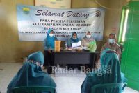 Ketua TP PKK Kecamatan Cidaun Ny. Herlan Iskandar sedang memberikan pembinaan di desa Gelarwangi dan dihadiri oleh camat kecamatan Cidaun