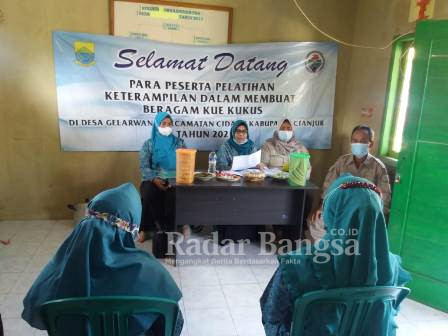 Ketua TP PKK Kecamatan Cidaun Ny. Herlan Iskandar sedang memberikan pembinaan di desa Gelarwangi dan dihadiri oleh camat kecamatan Cidaun