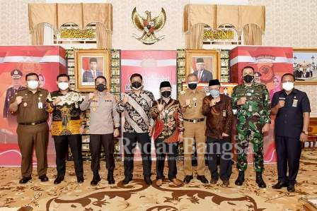 Bupati H. Herman Suherman dan Wakil Bupati TB. Mulyana Syahrudin poto bersama ba'da acara penyerahan kenang-kenangan atas pisah sambut Kapolres Cianjur antara AKBP Mochamad Rifai, S.IK, M.Krim, kepada AKBP Doni Hermawan, SH, S.IK, M.Si