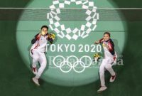 Greysia Polii/Aprilyani Rahayu menjadi ganda putri pertama Indonesia yang meraih medali emas dalam Olimpiade. (Pool via REUTERS/LINTAO ZHANG)

