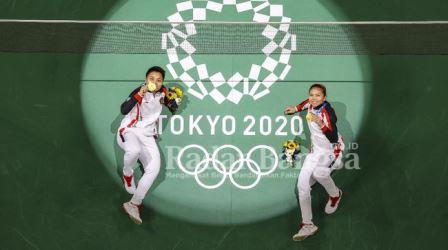 Greysia Polii/Aprilyani Rahayu menjadi ganda putri pertama Indonesia yang meraih medali emas dalam Olimpiade. (Pool via REUTERS/LINTAO ZHANG)
