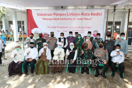 
Foto : Forkopimda Jatim mengecek vaksinasi di Ponpes Lirboyo Kediri